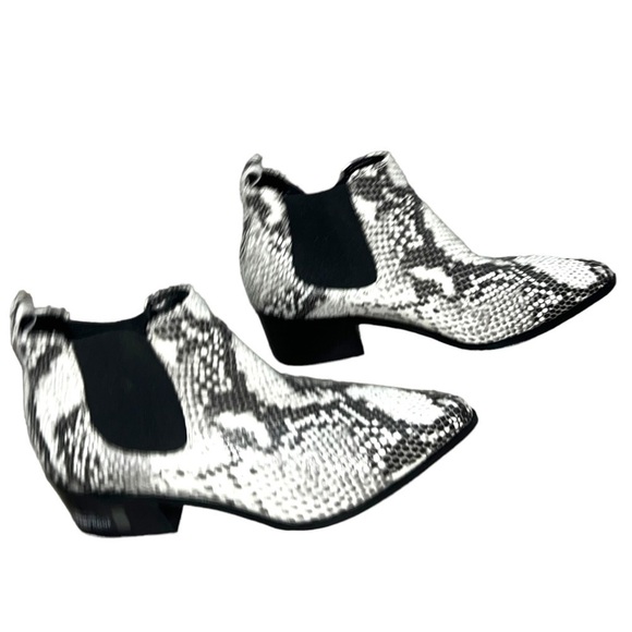 Blondo Emelia Waterproof Chelsea Bootie Black White Snake Print Leather - Size 6 - Picture 9 of 14